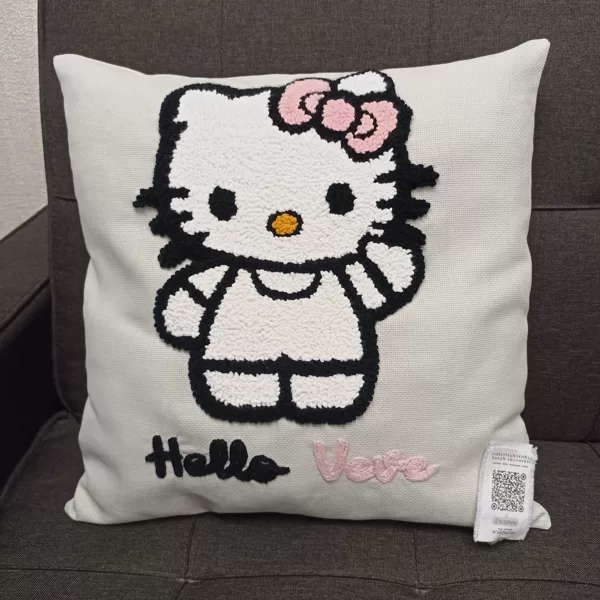 HELLO KITTY - punch needle dekoratívny vankúš